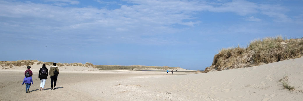 Spaziergänger am Strand des Naturgebietes De Slufter auf Texel