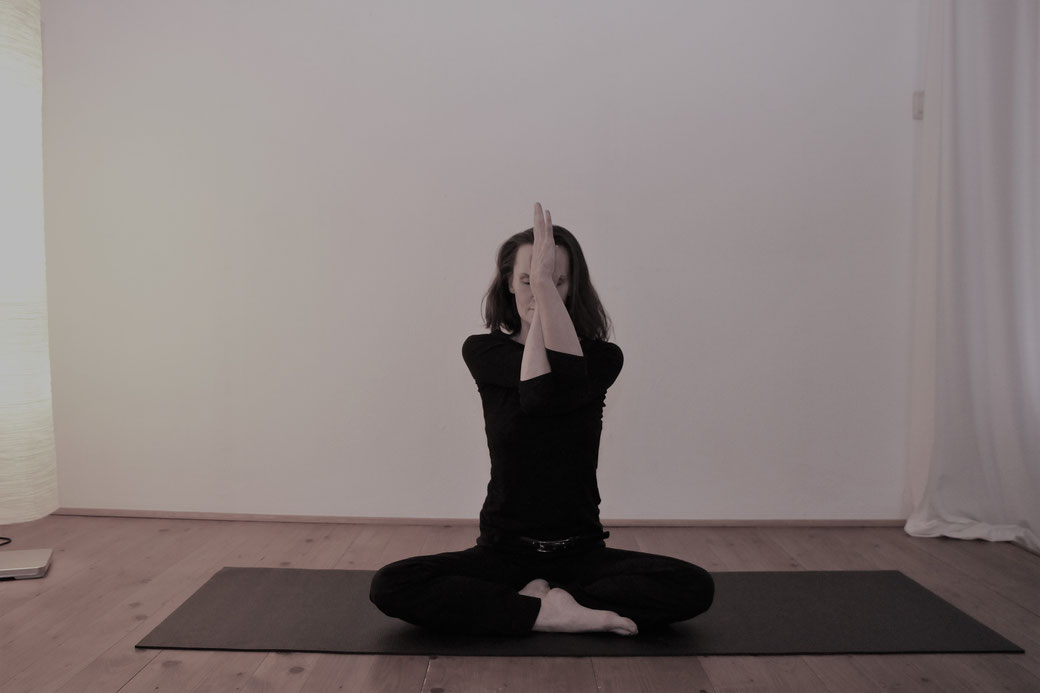 Psychische Gesundheit am Arbeitsplatz, Resilienz - mit Yoga und Meditation