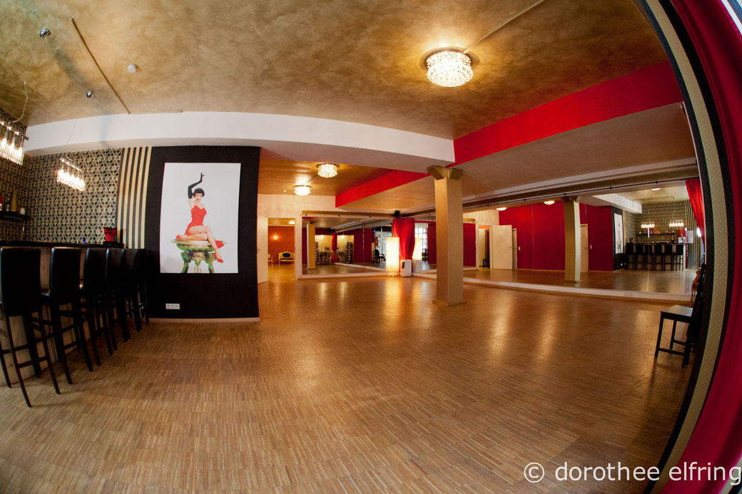 Der größte von drei Tanzräumen: Saal 1 der Maillinger Studios. Hier finden Mo.-Do. am Abend alle Kurse vom Vintage Dance Studio statt.