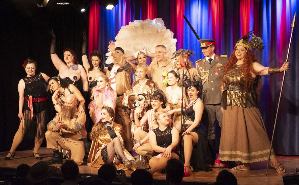 Burlesque Show München, Burlesqueschule, School Of Burlesque, Burlesque Academy, Schule für Burlesque, Burlesqueshow Germany, Dixie Dynamite Burlesquetänzerin, Burlesquelehrerin, Theater Drehleier München