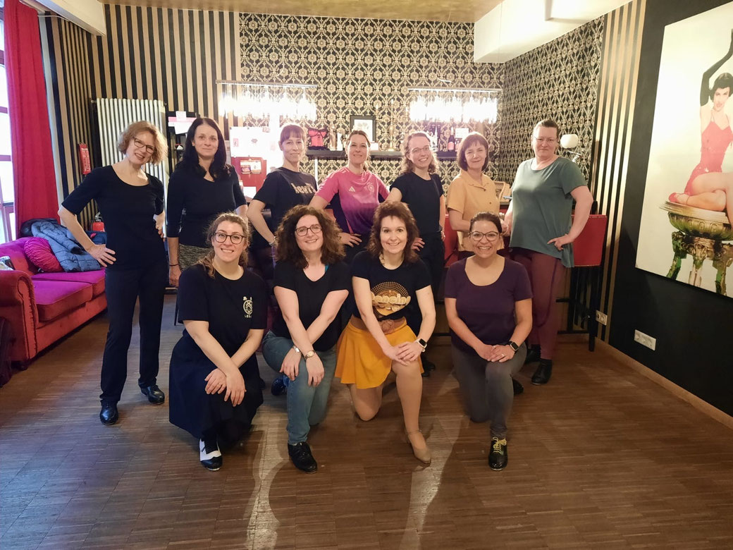 ...es geht aber auch etwas ernsthafter fröhlich, wie auf diesem Workshop-Gruppenbild zu sehen...