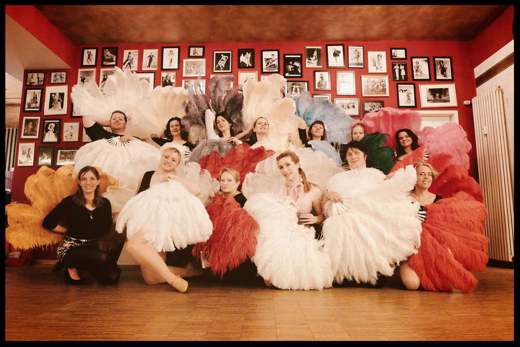 Vintage Dance Studio, Dixie Dynamite's School Of Burlesque, Burlesqueschule, Burlesque Academy, Tanzschule, Tanzstudio Tänzerin, 20er Jahre München Bayern, dance studio Munich, Germany, Fan dance workshop, Burlesque lernen, Workshops, Kurse