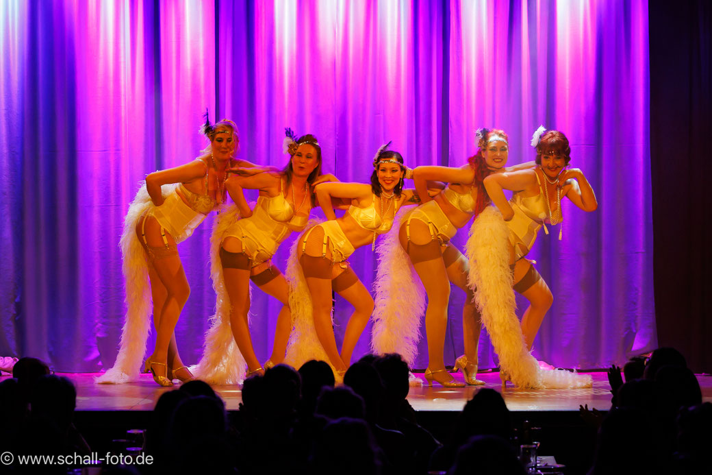 Tanz mit luxuriösen Straußenfederboas: Dixie's Burlesque & Showgirl Kurs für Mittelstufe und Fortgeschrittene auf der Vintage Dance Studio Show 2025. Foto: Jürgen Schall