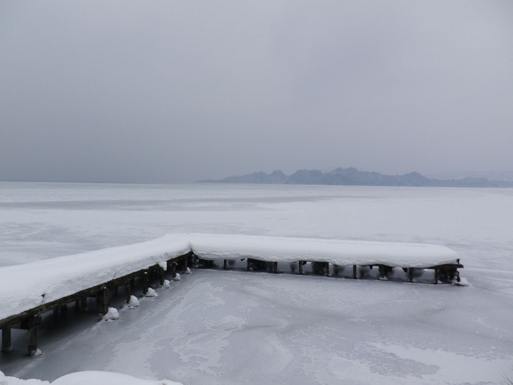 湖面罕見地結冰了。由於湖水非常深，平常並不容易結冰。這是從和井內村眺望的景色。