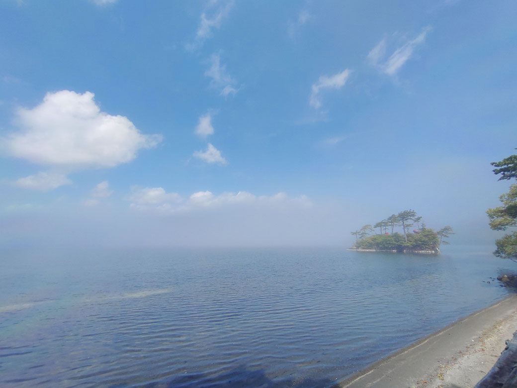 天空、湖水與彩虹交織在一起。
