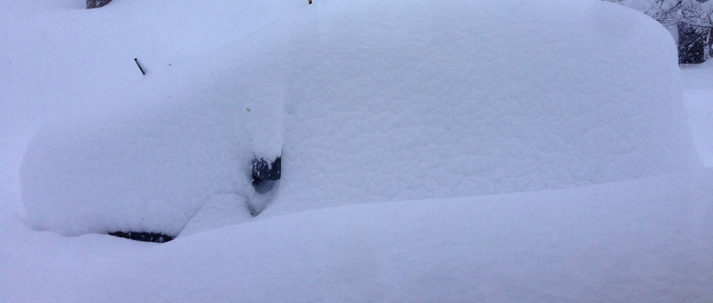 一輛汽車只要經過一個晚上的大雪，就會被完全掩埋，而把車挖出來大約需要一個小時。