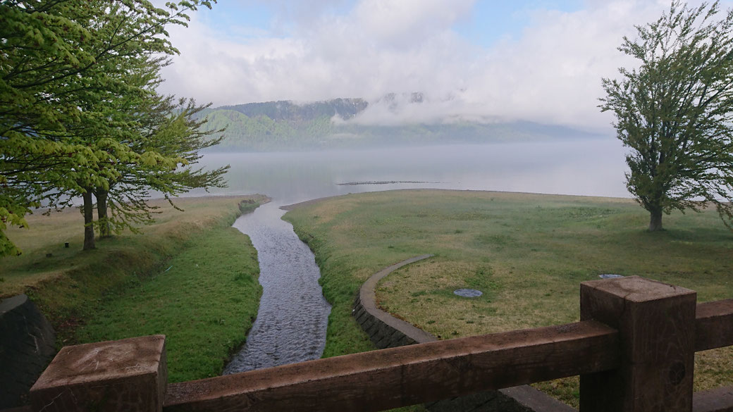 這裡是青森縣與秋田縣的交界。 河流右岸屬於青森縣,左岸則是秋田縣。