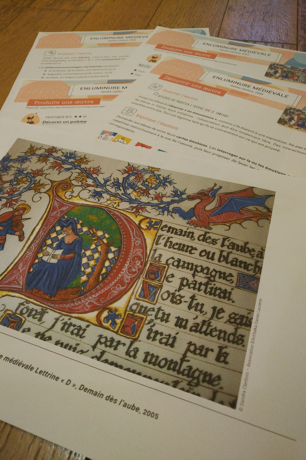 Fiche pédagogique autour de l'enluminure lettrine "D", réalisée par Sandra Clerbois de l'atelier sc-enluminure pour illustrer le poème "Demain dès l’aube" de Victor Hugo