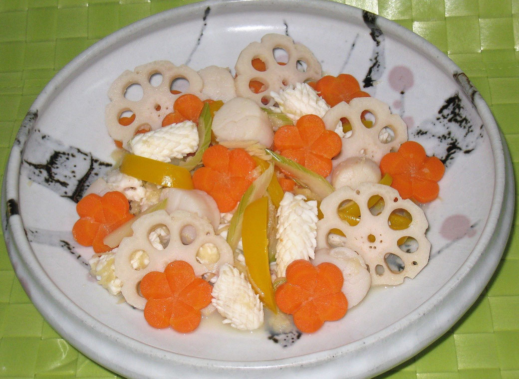料理名:味・香・色彩・食感を楽しむ イカと帆立のリンゴ風味