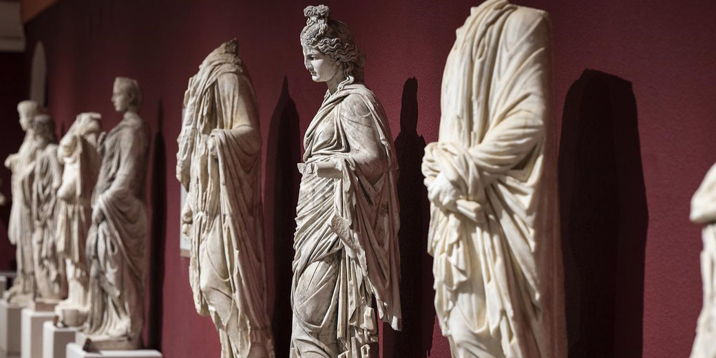 Statues of Roman women