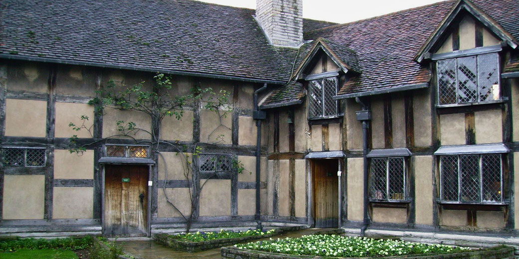 Shakespeare’s Birthplace in Stratford-upon-Avon, a well-preserved Tudor-style house with timber framing and leaded windows, showcasing the historic home of the famous playwright.