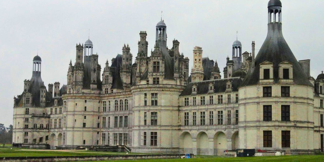 Château de Chambord, a grand French Renaissance castle in the Loire Valley. Its elaborate towers, chimneys, and distinctive roofline reflect its design under King Francis I in the 16th century.