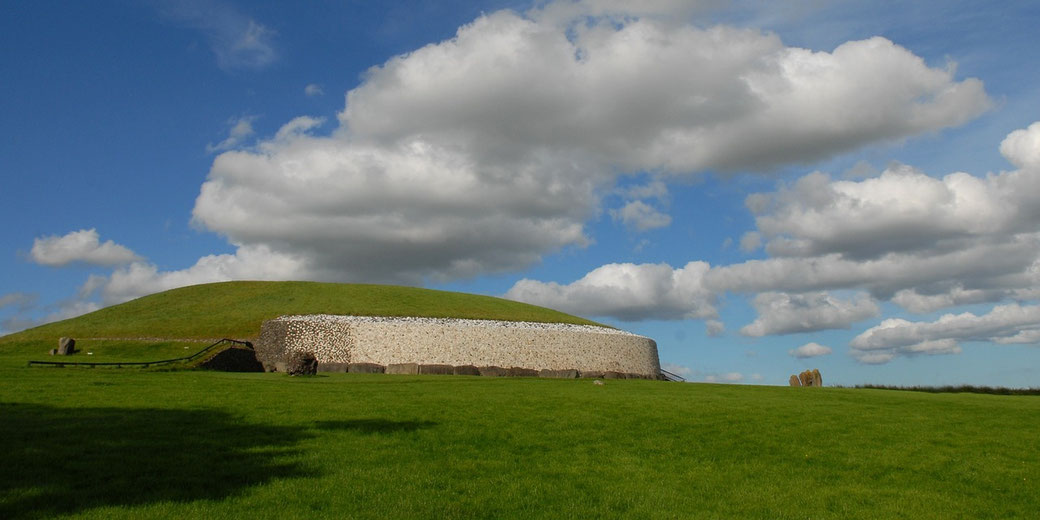 Source: https://pixabay.com/photos/ireland-newgrange-burial-mound-698199/