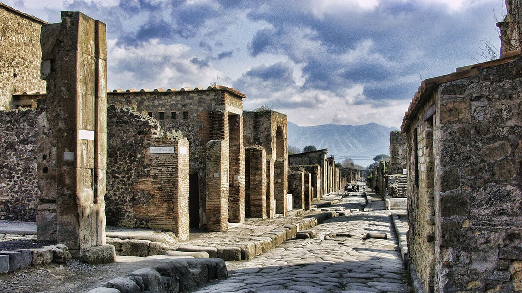 Source: https://pixabay.com/photos/pompeii-italy-roman-ancient-travel-2375135/