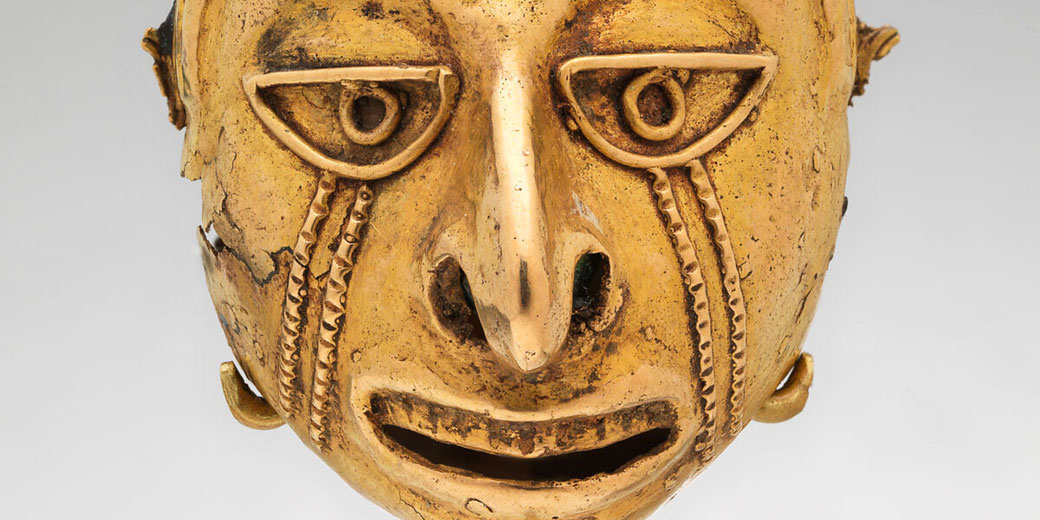 A tiny gold Aztec bell‑shaped head ornament, cast in gold (2.5 × 2.2 × 1.9 cm), from the Mexica culture, early post‑Contact period.