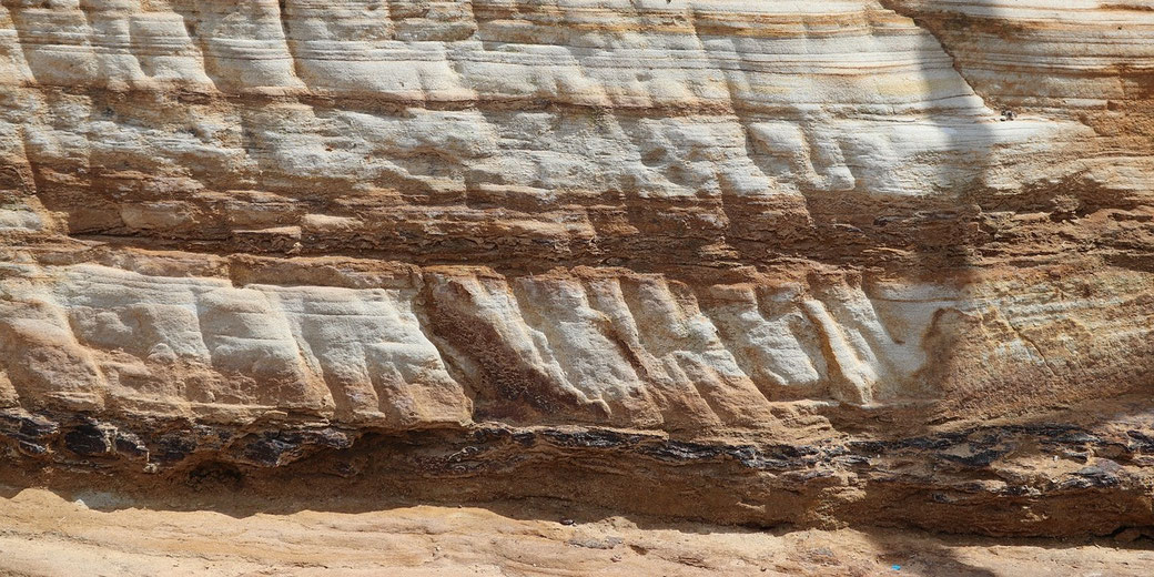 Source: https://pixabay.com/photos/sandstone-rock-layers-lines-orange-3984931/