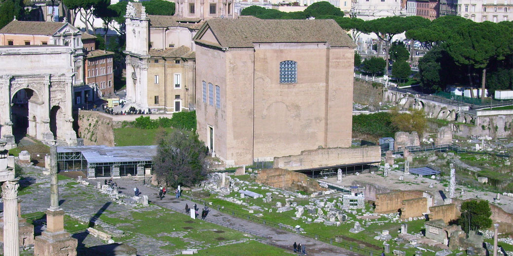 The Roman Forum with the Senate House (Curia Julia) in the foreground, surrounded by ruins of ancient Rome, including the Arch of Septimius Severus and various columns and structures.