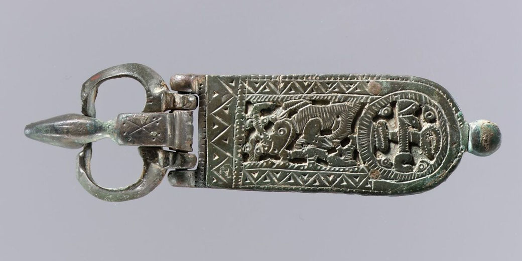 A gilded copper-alloy buckle decorated with intertwined animals. It helps explain Visigothic artistic motifs and clothing accessories.