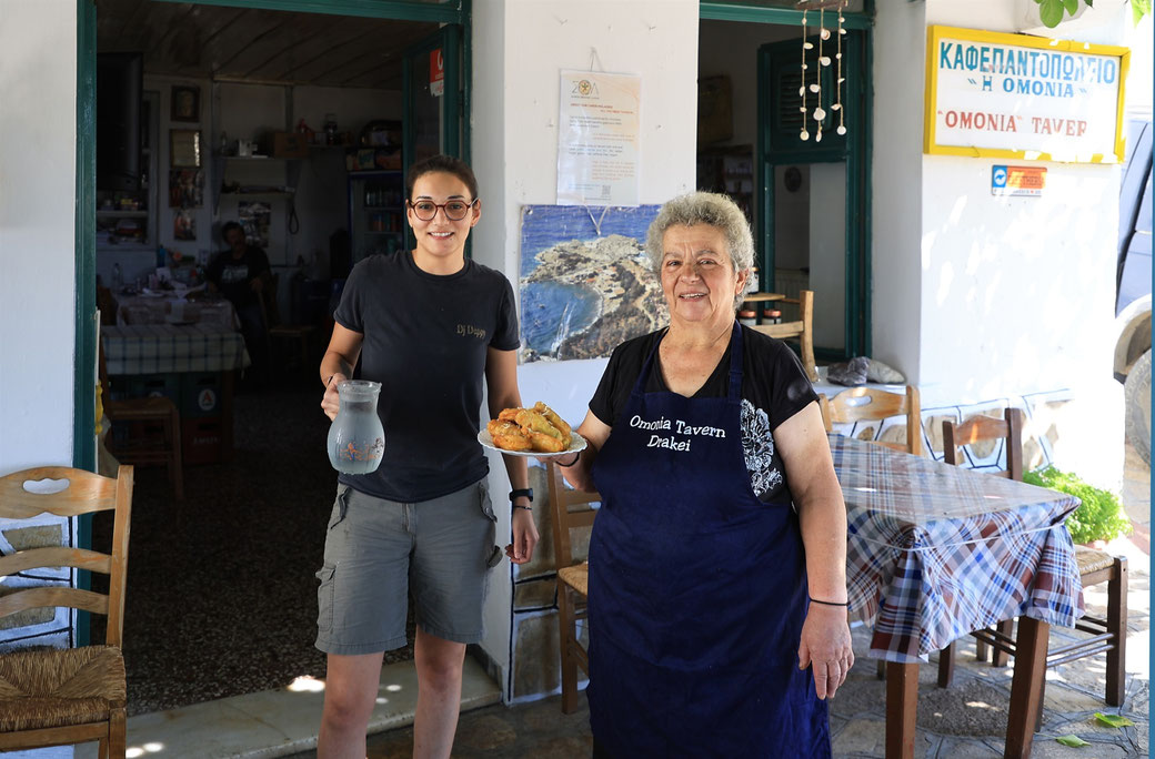 Eleftheria Angelina met haar kleindochter Eleftheria Kiassos in de Omonia-taverne. Foto: Nikos Kokkalias