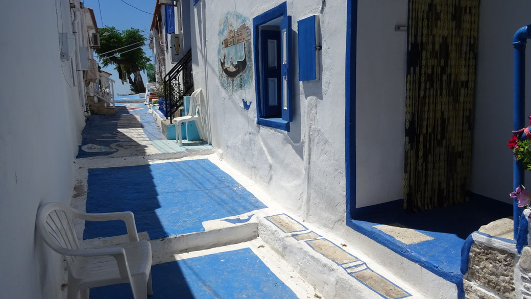Het beroemde Blauwe straatje in Pythagórion.