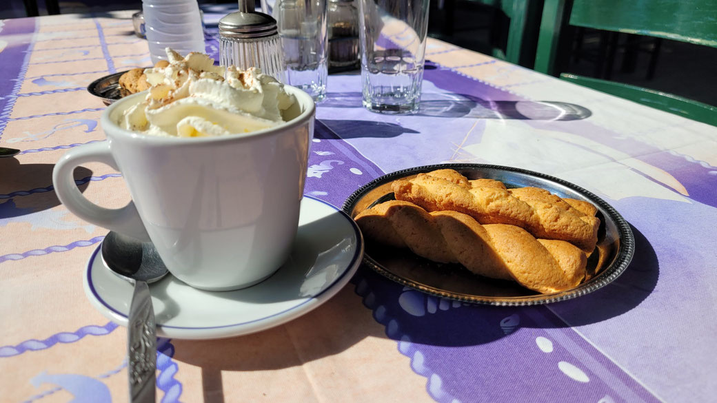Een heerlijke cappucino van traditionele taverne Makis (Agia Zoni).