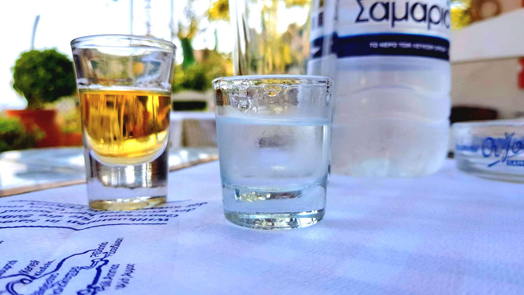 Welkomstdrankje: links Samos wijn, rechts soúma.