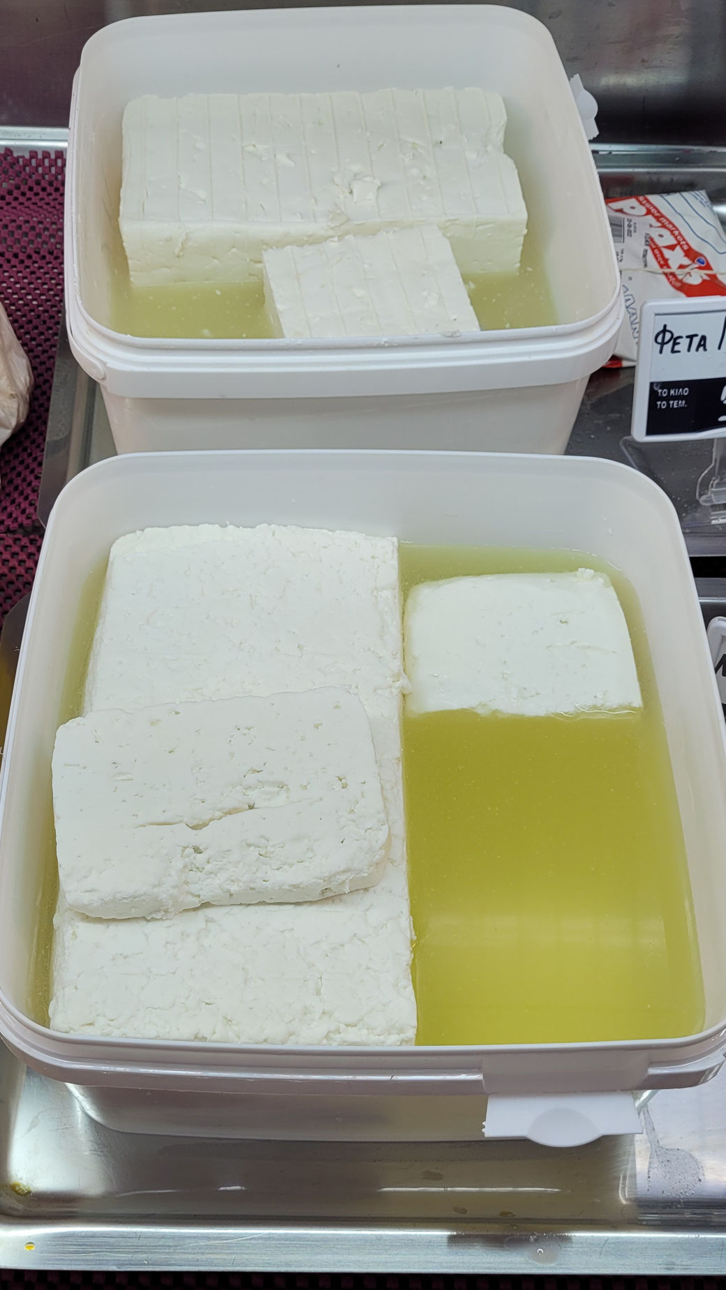 Feta wordt in grote blokken/plakken aangeleverd.