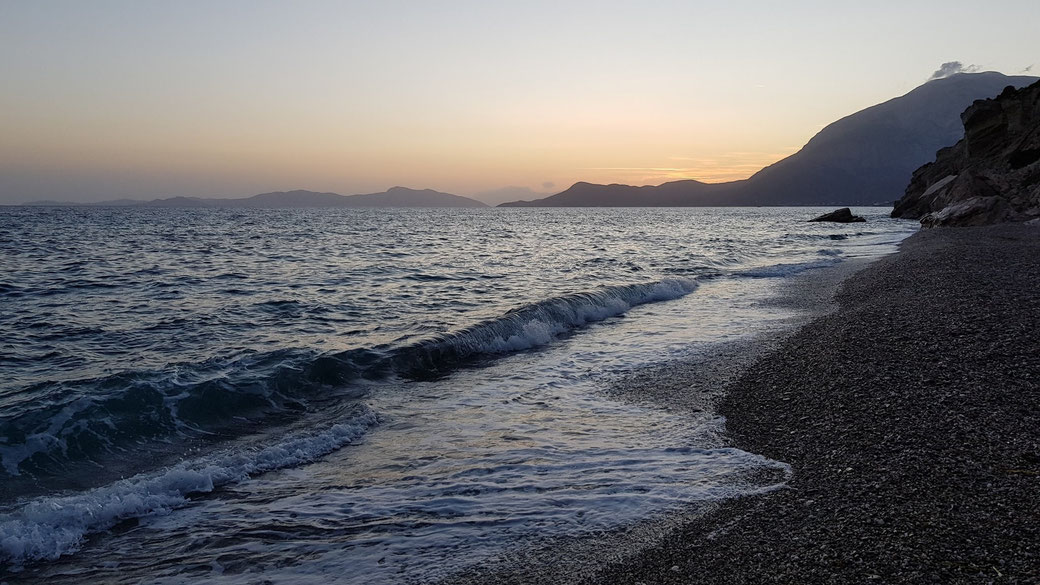 De nacht valt op Kaladákia beach.