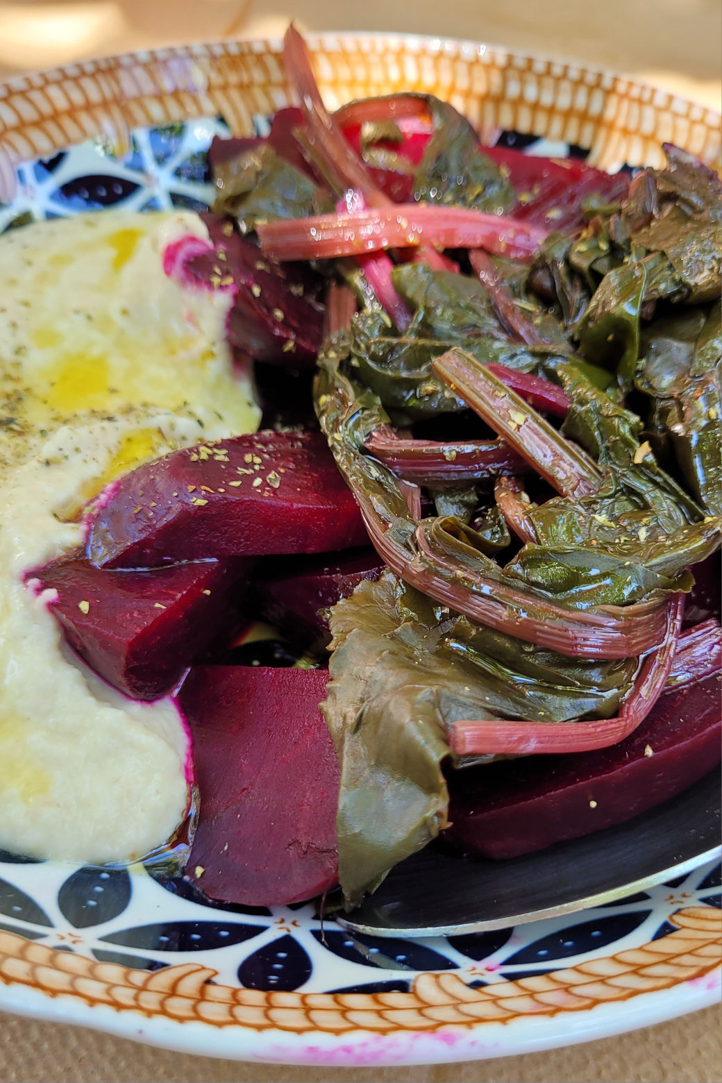Rode bietensalade met knoflooksaus.