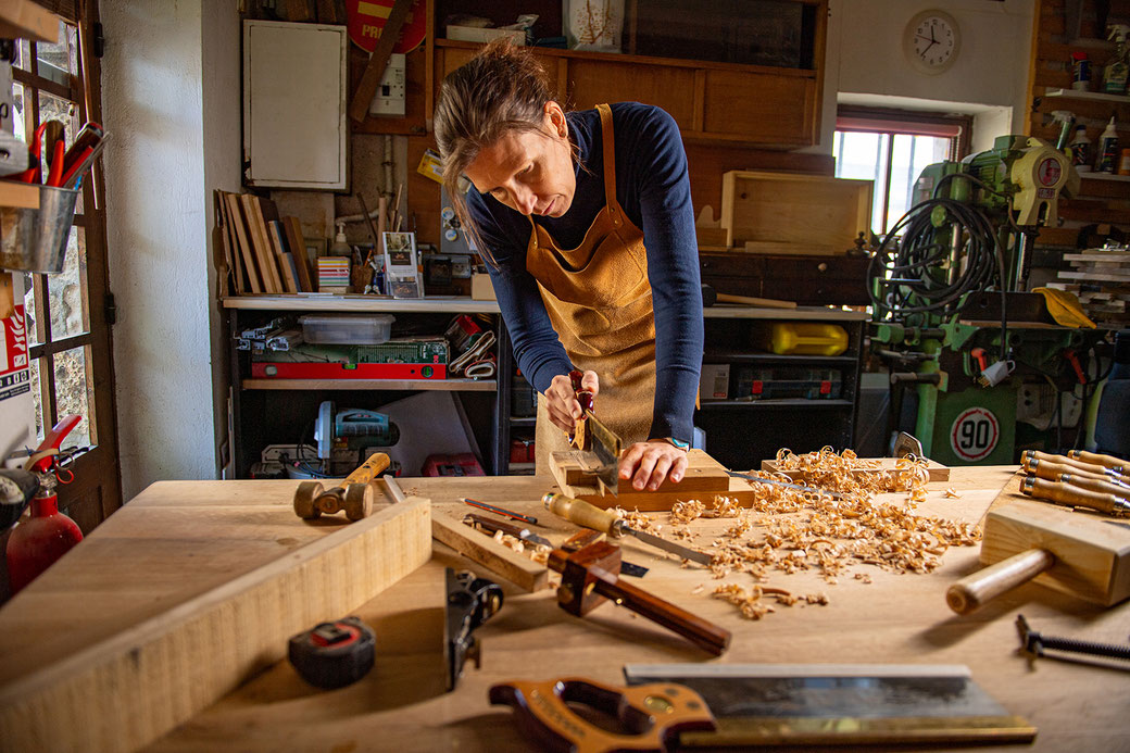 ébéniste travaillant traditionnellement ave outils traditionnels