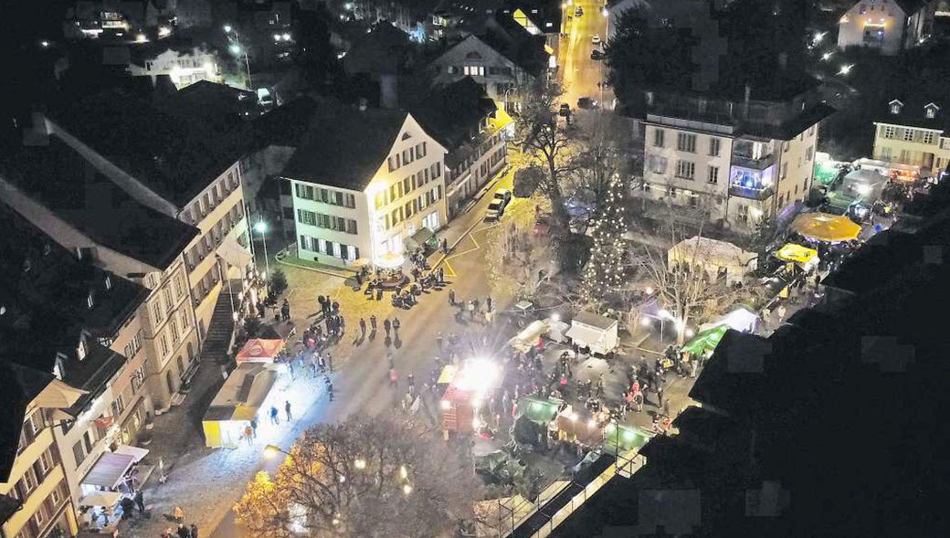 Der Weihnachtsmarkt mit rund 70 Ständen lockte die Menschen ins Aarburger Städtchen (Bild: Zofinger Tagblatt Philipp Muntwiler)