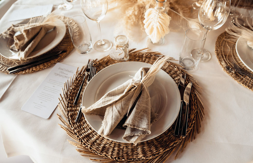 Hochzeitslogo gestalten Menükarte auf gedecktem Tisch