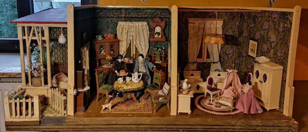 Antike Puppenstube mit Veranda