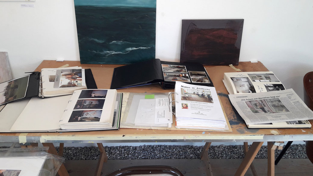 Gästebuch, Fotoalben aus den frühen Malschulzeiten, Mappen meiner Auftragsarbeiten und der nette Artikel, der gerade im Starnberger Merkur erschienen war... Im Hintergrund links: Meerbild v. Hilde Rossmann, rechts: Abstraktes von Günter Stiegelmaier
