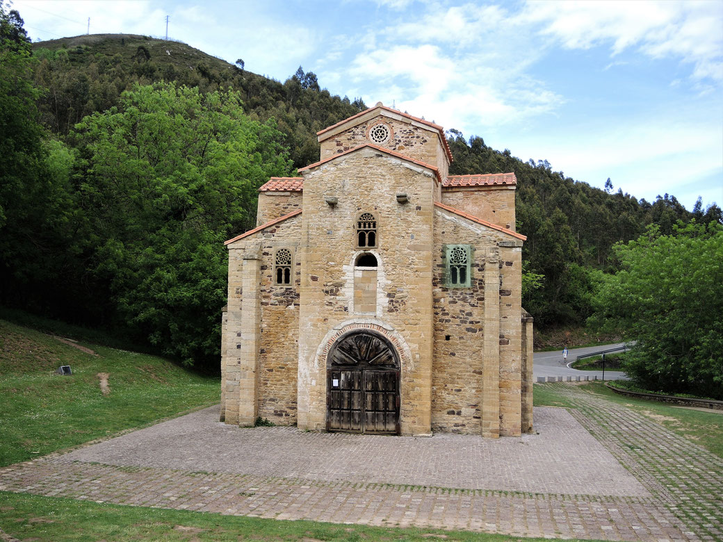 San Miguel de Lillo auch aus dem 9 Jh. Beide präromanische Kirchen liegen auf dem Hügel ca. 2 km außerhalb der Stadtkern.