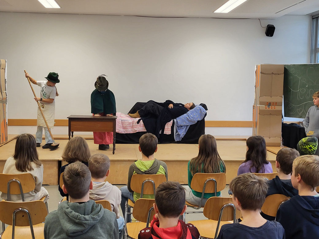 Die 5b spielt die Heinzelmännchen zu Köln