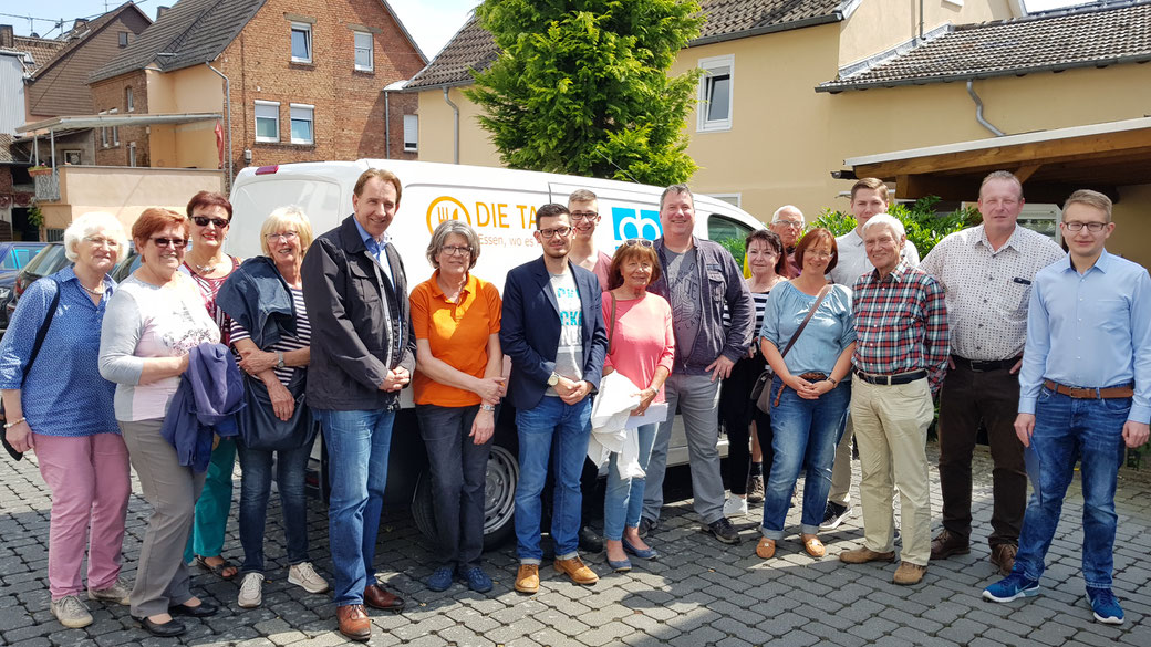 CDU-Kreisvorsitzender Matthias Lammert (5. v. l.), Stellv. SU-Vorsitzende Gerlinde Born (9. v. l.) Tafel-Leiter Dipl.-Sozialarbeiter Oliver Krebs (10. v. l.), CDU-GV-Vorsitzender Axel Fickeis (2. v. r.), JU Diez-Vorsitzender Maximilian Müller (1. v. r.)