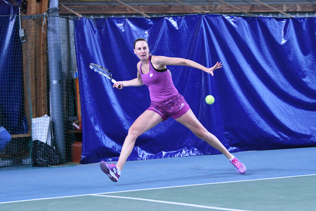 L'Anglaise Naomi BROADY tête de série 10 n'a pas mis longtemps pour se défaire de la Française Salma DJOUBRI. Crédit photo : IFV / Alain Biais