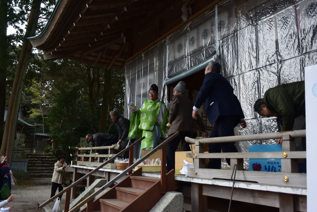 mochi throwing event at the farm visit & mochi making tour in Shiga