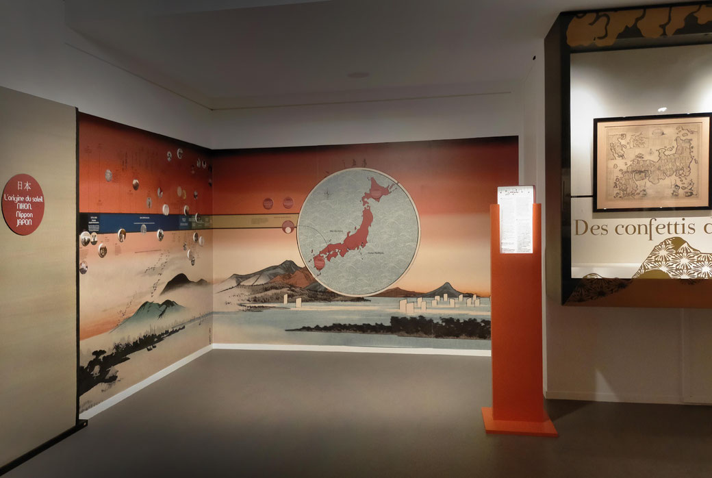 Module du parcours destiné aux enfants, chronologie et zone géographique avec pièces aimantées. Exposition "Japon. Archipel des arts", musée Crozatier