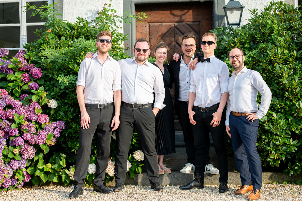 komplette Band inklusive Saxophon