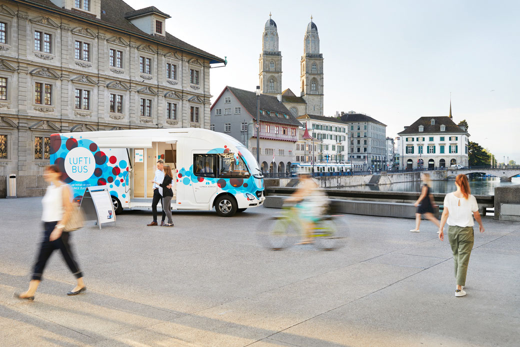 Luftibus, Interessierte haben im Bus die Möglichkeit, mit einem einfachen und kurzen Test ihre Lungenwerte zu erfahren, sowie allfällige Fehlfunktion frühzeitig zu erkennen