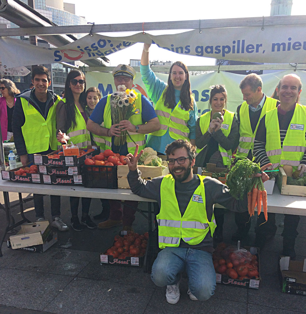 l'association Les Moissons Solidaires assure la collecte et la distribution gratuite de fruits et légumes