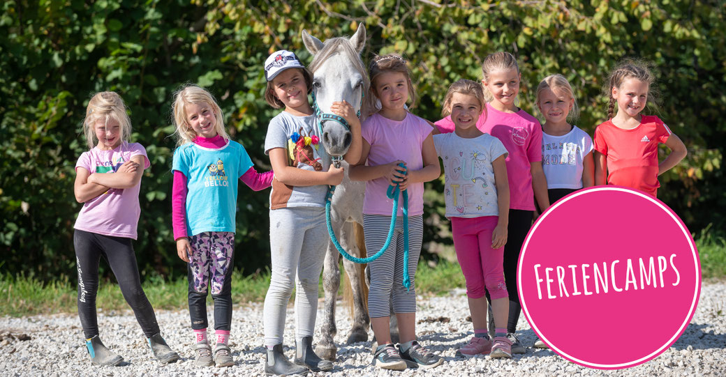 Gruppe von Kindern mit Ponyleader bei einem Feriencamp, Kinder posieren neben hellem Pony