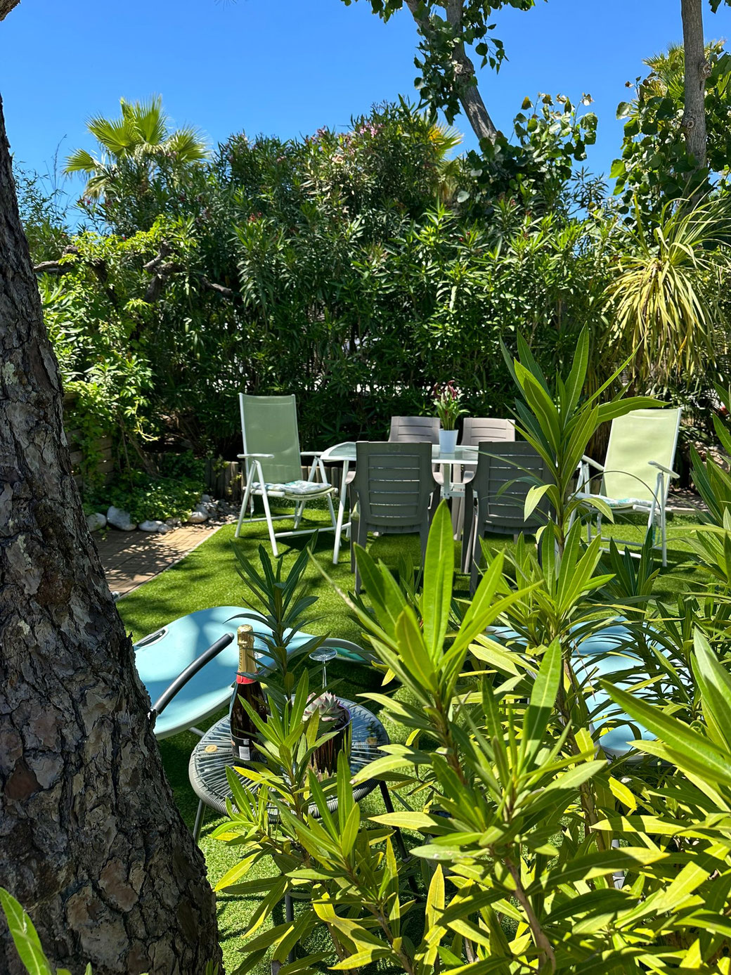 Blick auf die Terasse des Mobilhome in Kon Tiki an der Côte d’Azur