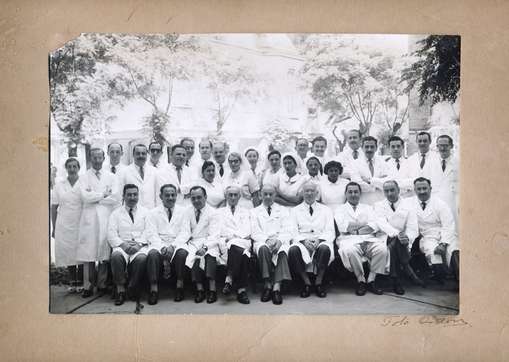 Foto de los médicos y enfermeras de la Sala VII del Hospital Alvarez, mi papá es el que está sentado en el segundo lugar empezando por la derecha.