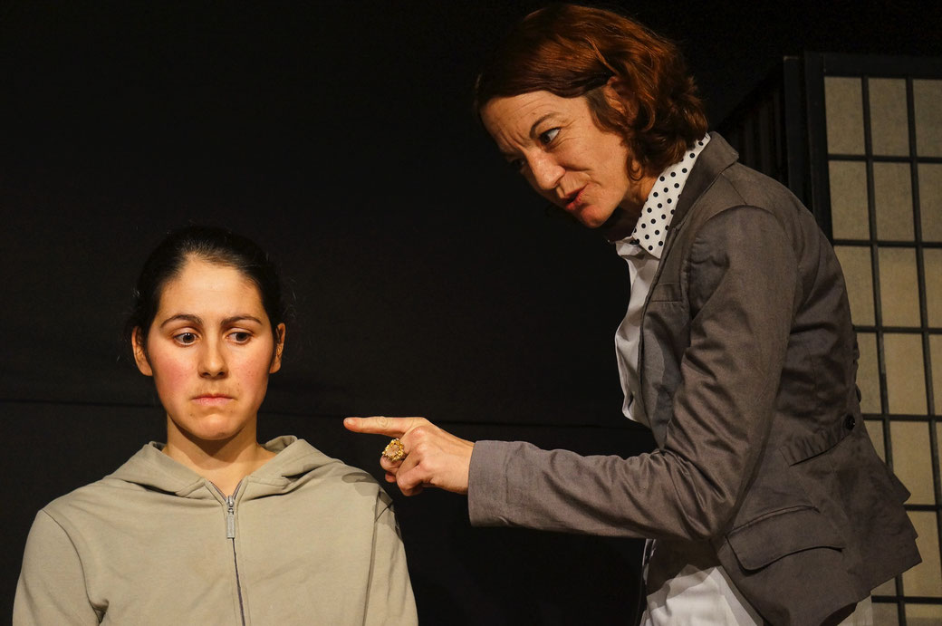 Gewalt erzeugt Gewalt. Wer ist Opfer, wer der Täter? Jeanne Zaugg und Deborah Lanz legen im Psychothriller «Die Wespe» eine mitreissende Performance ab. Foto: Nora Devenish