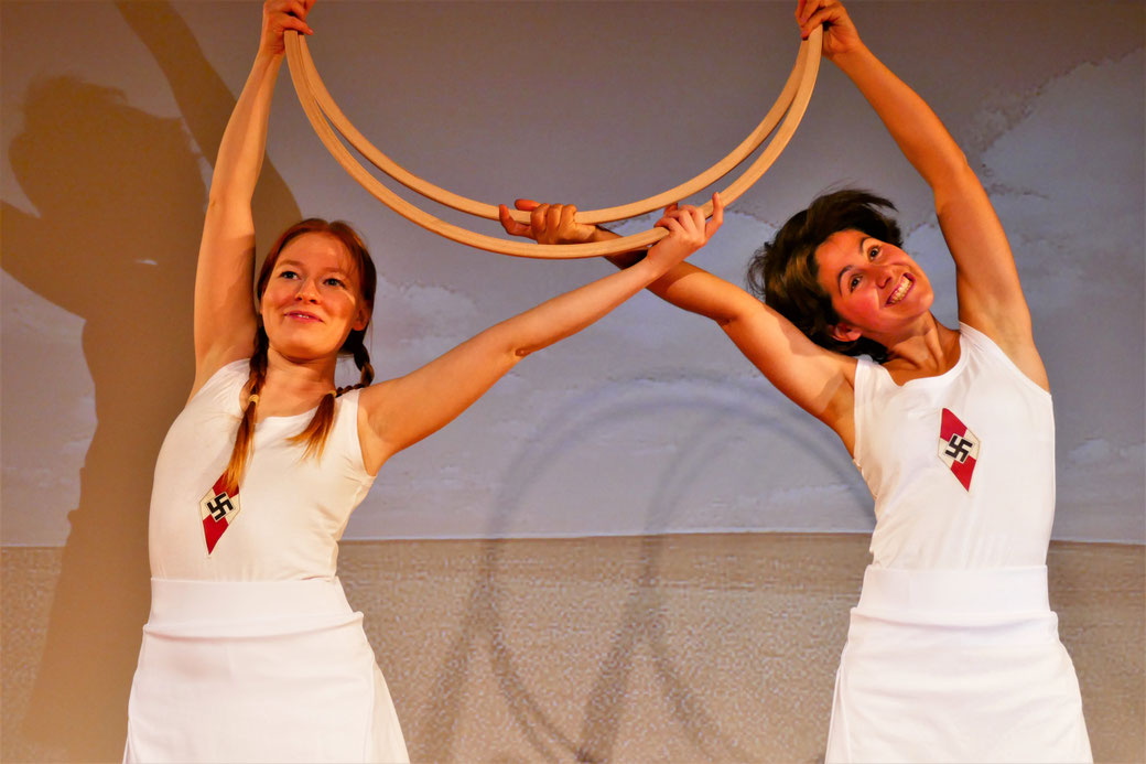 Sophie Scholl (Jeanne Zaugg, r.) und Traudl Junge (Giulia Doreen Artéman) in der ersten Szene des Stücks 'Sophie und Ich', in der beide Mitglieder des Bundes Deutscher Mädel im dritten Reich spielen. Foto: PD