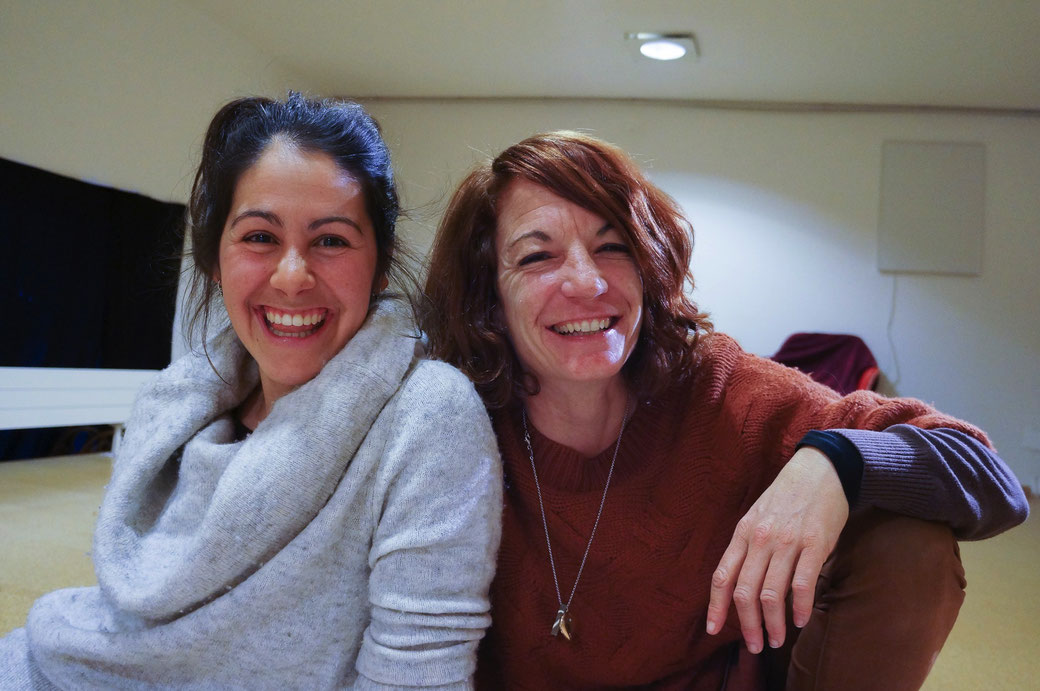 Die beiden Schauspielerinnen Jeanne Zaugg und Deborah Lanz präsentieren das gesellschaftskritische Stück «Die Wespe» im Schlosskeller Interlaken. Foto: Nora Devenish