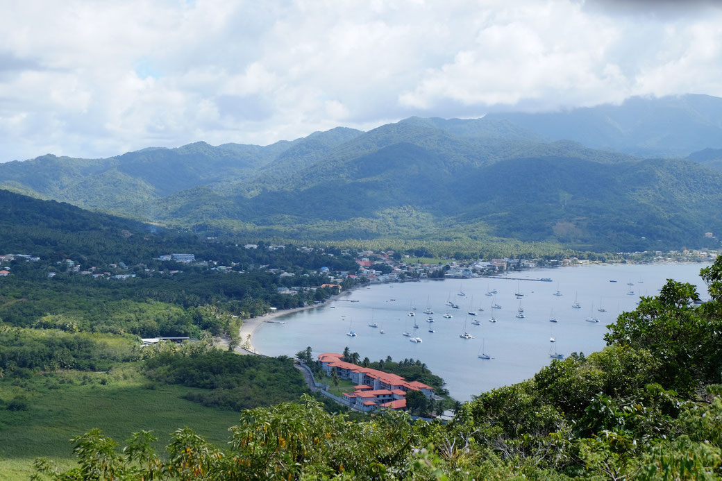 Blick von den Cabrits auf Prince Rupert Bay und Portsmouth